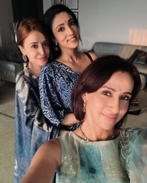 Suzanna Mukherjee Instagram - Durga Nobomi with my Devis 
@irismaity7 
@iyogitabihani 
@allylovesgym 

#suzannamukherjee #durgapuja #duggadugga #blessings #foodandfestivities