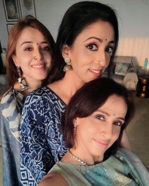 Suzanna Mukherjee Instagram - Durga Nobomi with my Devis 
@irismaity7 
@iyogitabihani 
@allylovesgym 

#suzannamukherjee #durgapuja #duggadugga #blessings #foodandfestivities