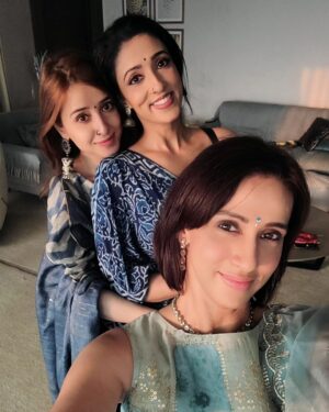 Suzanna Mukherjee Instagram - Durga Nobomi with my Devis 
@irismaity7 
@iyogitabihani 
@allylovesgym 

#suzannamukherjee #durgapuja #duggadugga #blessings #foodandfestivities