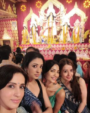 Suzanna Mukherjee Instagram - Durga Nobomi with my Devis 
@irismaity7 
@iyogitabihani 
@allylovesgym 

#suzannamukherjee #durgapuja #duggadugga #blessings #foodandfestivities