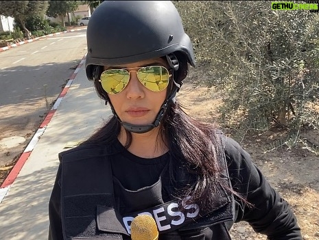 Sweta Singh Instagram - Not easy to travel alone in war zone and do your own camera. But why do what’s easy! जो आसान हो, वो करना ही क्यों… अकेले बिना कैमरामैन या किसी सहयोगी के युद्ध कवर करना एक सिखाने वाला अनुभव रहा। #Israel #War #warreporting Kibbutz Kissufim (קיבוץ כיסופים)