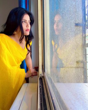 Sweta Singh Instagram - “अक्स किस चीज़ का आईना-ए-हैरत में नहीं 
तेरी सूरत में है क्या जो मेरी सूरत में नहीं”