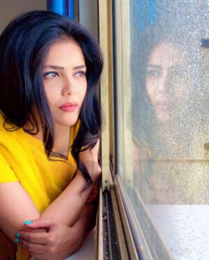 Sweta Singh Instagram - “अक्स किस चीज़ का आईना-ए-हैरत में नहीं 
तेरी सूरत में है क्या जो मेरी सूरत में नहीं”