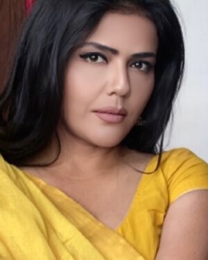 Sweta Singh Instagram - “अक्स किस चीज़ का आईना-ए-हैरत में नहीं 
तेरी सूरत में है क्या जो मेरी सूरत में नहीं”