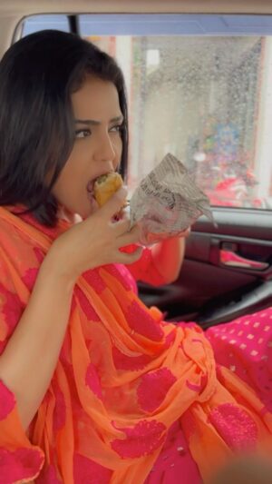 Sweta Singh Instagram - Baarish. Chai. Samosa. ना करें भी तो कैसे!