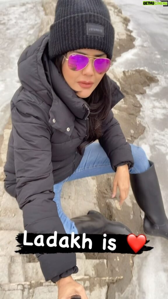 Sweta Singh Instagram - It’s “off season” in Ladakh. मतलब कम tourist और कम cost. तापमान माइनस में है। लेकिन सुकून plus में! ❤️#Day 1 of chhutti Ladakh, India