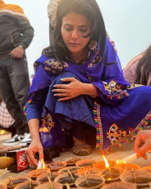 Sweta Singh Instagram - #ayodhya दीपोत्सव के सात साल हुए हैं। सौभाग्य है कि हर साल यहाँ आ पाई। रिकॉर्ड एक लाख से लगभग सवा बाइस लाख दीपों का हो गया। (साथ में रूस से आई रामलीला मंडली)