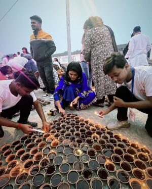 Sweta Singh Instagram - #ayodhya दीपोत्सव के सात साल हुए हैं। सौभाग्य है कि हर साल यहाँ आ पाई। रिकॉर्ड एक लाख से लगभग सवा बाइस लाख दीपों का हो गया। (साथ में रूस से आई रामलीला मंडली)