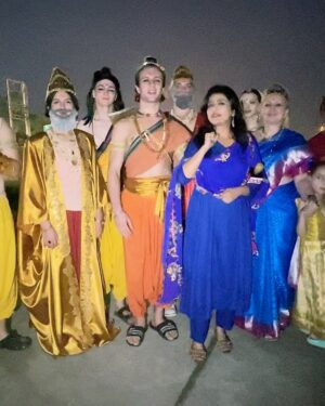 Sweta Singh Instagram - #ayodhya दीपोत्सव के सात साल हुए हैं। सौभाग्य है कि हर साल यहाँ आ पाई। रिकॉर्ड एक लाख से लगभग सवा बाइस लाख दीपों का हो गया। (साथ में रूस से आई रामलीला मंडली)