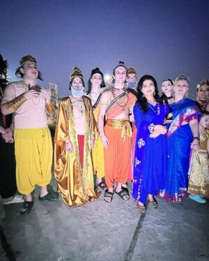 Sweta Singh Instagram - #ayodhya दीपोत्सव के सात साल हुए हैं। सौभाग्य है कि हर साल यहाँ आ पाई। रिकॉर्ड एक लाख से लगभग सवा बाइस लाख दीपों का हो गया। (साथ में रूस से आई रामलीला मंडली)