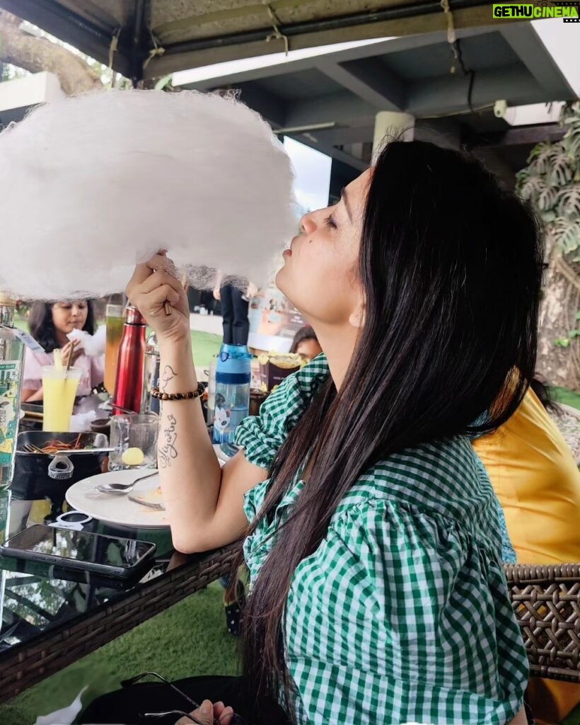 Swetha Changappa Instagram - Cotton candy 🍬🍭 my all time favourite 😋 ನಿಮ್ಮಲ್ಲಿ ಯಾರಿಗೆ cotton candy ಇಷ್ಟ 😍 we allll go back to our good old memories of childhood. I so wish ನಾವು ಎಷ್ಟೇ ದೊಡ್ಡವರಾದರು , ನಮ್ಮಲ್ಲಿರುವ ಮಗುವಿನ ಮನಸ್ಸನ್ನ ಕಳೆದು ಕೊಳ್ಳಬಾರದು... ಅಲ್ವಾ❤️❤️❤️