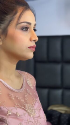 Swetha Changappa Instagram - Just looking like a wow ❤️
 that's the compliment I got from everyone for my  zee kutumba awards look❤️.

N my WOW team who created the beautiful and elegant yet looking like a wow look for me 

Make up:- @keerthiram28 this was the best❤️
Jewellery:- @velvetboxby ❤️
Hairstyle:- @rashmitha_glamourholic❤️
Blouse designed and stitched by :- @sowmya_t_gowda thank u❤️
Assistant:- @vinoda__890