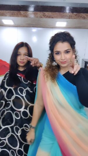 Swetha Changappa Instagram - Let's go with the trend ❤️
Trending reel with my favourite dancing partner @keerthiram28 ❤️
Vanity van dairies back again ❤️

Make-up:- @keerthiram28 
Hairstyle:- @hairstyle_by_shashi 
Outfit and jewellery @rktopknotchstudio 
Assistant:- @vinoda__890 

#reelskarnataka #reelsinstagram #trendingsongs #trendingreels #trendingdances #reels