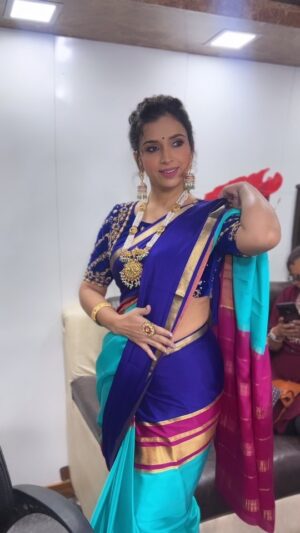 Swetha Changappa Instagram - I love wearing sarees...❤️🧿
I think every indian women  look her best in the saree...❤️🧿
A saree is an attire that makes a woman look more attractive...😍
Alwa😍😍😍

My beautiful look for the jodi season-2 episode

Make up and styling:-
@keerthiram28 my style guru for this look ❤️

Outfit:- @thenalme  just fell  in love with this silk saree .. thank you ❤️

Blouse:- @maayarangdesignstudio

 Jewellery:- @velvetboxby
This piece of jewelry is soo good❤️

Hairstyle:- @hairstyle_by_shashi . Beautiful hairstyle perfect for my look❤️

Assistant:- @vinoda__890