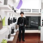 Takashi Sakurai Instagram - Epoi @epoi_official とっても素敵な新作とお土産で頂いたTロゴのハンドミラーとビゾフレックスに萌える様子 #epoi #エポイ