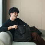 Takashi Sakurai Instagram - MANIUNO @maniuno_official のトート 16インチのPCも入るのでかなり重宝しております ハンドルが付け替えられて、色々な印象で持てるのはかなり魅力 大容量で軽く、とても丈夫なので荷物の増える出張の時にも大活躍しております！ #MANIUNO #マニウノ