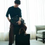 Takashi Sakurai Instagram - MANIUNO @maniuno_official のトート 16インチのPCも入るのでかなり重宝しております ハンドルが付け替えられて、色々な印象で持てるのはかなり魅力 大容量で軽く、とても丈夫なので荷物の増える出張の時にも大活躍しております！ #MANIUNO #マニウノ