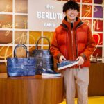 Takashi Sakurai Instagram - BERLITI @berluti が阪急うめだ本店5階にて“パティーヌの世界”ポップアップストアを開催！ 会場でノア君 @zeppelin.noah にもお会い出来ました 開催期間11月1日〜11月21日の前半12日迄は、購入したアイテムのスクリットのカリグラフィーにゴールドやシルバーのパティーヌを無償で施してくれるそうです！（これ本当に嬉しい） 13日からの後半はパティーヌ前のレザーにお好みのカラーでパティーヌを施してくれる夢のようなサービスもおこなわれます（これはホント夢） 期間中の土日祝日はカラリストが来店して、デモンストレーションやパティーヌの相談もしてくれるとの事！ この夢のような機会に是非足を運んでみて下さいね #Berluti #ベルルッティ #阪急うめだ #パティーヌの世界 阪急百貨店 阪急うめだ本店