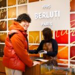 Takashi Sakurai Instagram - BERLITI @berluti が阪急うめだ本店5階にて“パティーヌの世界”ポップアップストアを開催！ 会場でノア君 @zeppelin.noah にもお会い出来ました 開催期間11月1日〜11月21日の前半12日迄は、購入したアイテムのスクリットのカリグラフィーにゴールドやシルバーのパティーヌを無償で施してくれるそうです！（これ本当に嬉しい） 13日からの後半はパティーヌ前のレザーにお好みのカラーでパティーヌを施してくれる夢のようなサービスもおこなわれます（これはホント夢） 期間中の土日祝日はカラリストが来店して、デモンストレーションやパティーヌの相談もしてくれるとの事！ この夢のような機会に是非足を運んでみて下さいね #Berluti #ベルルッティ #阪急うめだ #パティーヌの世界 阪急百貨店 阪急うめだ本店