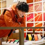 Takashi Sakurai Instagram - BERLITI @berluti が阪急うめだ本店5階にて“パティーヌの世界”ポップアップストアを開催！ 会場でノア君 @zeppelin.noah にもお会い出来ました 開催期間11月1日〜11月21日の前半12日迄は、購入したアイテムのスクリットのカリグラフィーにゴールドやシルバーのパティーヌを無償で施してくれるそうです！（これ本当に嬉しい） 13日からの後半はパティーヌ前のレザーにお好みのカラーでパティーヌを施してくれる夢のようなサービスもおこなわれます（これはホント夢） 期間中の土日祝日はカラリストが来店して、デモンストレーションやパティーヌの相談もしてくれるとの事！ この夢のような機会に是非足を運んでみて下さいね #Berluti #ベルルッティ #阪急うめだ #パティーヌの世界 阪急百貨店 阪急うめだ本店