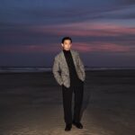 Takashi Sakurai Instagram - OCEANS @oceans_magazine モードなムード ハイパーエレガントな @giorgioarmani で真っ暗な海とマジックアワー 黒い海から聞こえる波の音と足を撫でる水の感覚、カメラのフラッシュ こういう瞬間に立てた時、モデルはやはり素敵な仕事だなって思う #oceans_magazine #オーシャンズ #モードなムード #giorgioarmani #ジョルジオアルマーニ #👦🏻🌊