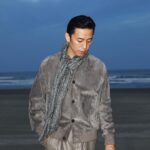 Takashi Sakurai Instagram - OCEANS @oceans_magazine モードなムード ハイパーエレガントな @giorgioarmani で真っ暗な海とマジックアワー 黒い海から聞こえる波の音と足を撫でる水の感覚、カメラのフラッシュ こういう瞬間に立てた時、モデルはやはり素敵な仕事だなって思う #oceans_magazine #オーシャンズ #モードなムード #giorgioarmani #ジョルジオアルマーニ #👦🏻🌊