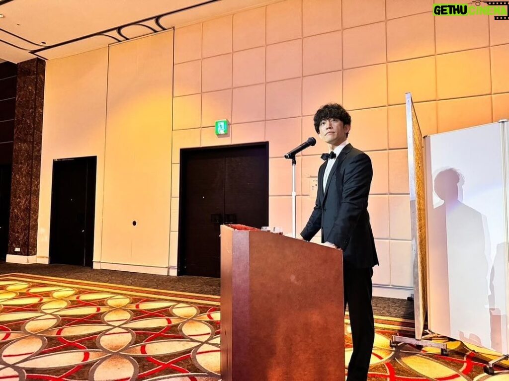 Takashi Sakurai Instagram - 唐津市で行われました、一般社団法人JCC十周年式典の司会を務めさせて頂きました 偶然にも十数年前に撮影で宿泊させて頂いたホテルで、またこうしてお仕事をさせて頂くというなんとも嬉しいご縁でございました 世界各国よりご出席頂いた皆様をはじめ、国会議員、県や市の関係者の皆様の集う記念すべき式典に携わらせて頂けて大変光栄でした ありがとうございました！ #japancosmeticcenter #JCC Karatsu, Saga