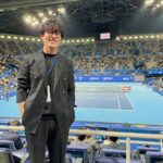 Takashi Sakurai Instagram - 昨夜のジャパンオープテニスの興奮冷めやらぬ エミレーツ航空さん @emirates にご招待頂き観戦してまいりました 前日の大金星に続き望月選手の歴史的な勝利に立ち会えた素晴らしさたるや これはもしかしたらもしかするのでは！ とても素晴らしい体験をありがとうございました！ #エミレーツ航空 #pr 有明コロシアム