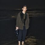 Takashi Sakurai Instagram - OCEANS @oceans_magazine モードなムード ハイパーエレガントな @giorgioarmani で真っ暗な海とマジックアワー 黒い海から聞こえる波の音と足を撫でる水の感覚、カメラのフラッシュ こういう瞬間に立てた時、モデルはやはり素敵な仕事だなって思う #oceans_magazine #オーシャンズ #モードなムード #giorgioarmani #ジョルジオアルマーニ #👦🏻🌊