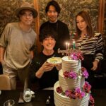 Takashi Sakurai Instagram - 先日ほぼいつメン※T連合会・A同盟会（青柳さんと青木さんは初対面）会食の席でT社2周年を祝って頂いてしまいました T連合会・総裁 @taeashida あざます （こちらの様子をストーリー載せたら誕生日おめでとうのメッセージを頂けて嬉しかったですが誕生日は3月です😂） T.incは3期目も頑張ります！ #ありがとう #ありがとうありがとう #マジでありがとう #書き初め大会やるぞ #スカルペッた夜 Scarpetta Tokyo（スカルペッタ東京）