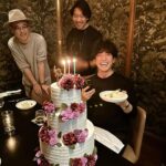 Takashi Sakurai Instagram - 先日ほぼいつメン※T連合会・A同盟会（青柳さんと青木さんは初対面）会食の席でT社2周年を祝って頂いてしまいました T連合会・総裁 @taeashida あざます （こちらの様子をストーリー載せたら誕生日おめでとうのメッセージを頂けて嬉しかったですが誕生日は3月です😂） T.incは3期目も頑張ります！ #ありがとう #ありがとうありがとう #マジでありがとう #書き初め大会やるぞ #スカルペッた夜 Scarpetta Tokyo（スカルペッタ東京）