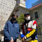 Takashi Tsukamoto Instagram - 旅行先で記念写真を撮るおばちゃん風ショット🤣👍 この後舞台挨拶‼️ @the3_youngmen @ryutasato #札幌シネマフロンティア #時計台