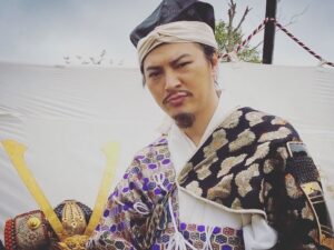Takashi Tsukamoto Instagram - みんな気づいたかなぁ🤣

NHK「義経のスマホ」
全編スマホだけで送るＳＦ時代劇！
5月24日（火）～27日（金）
5月31日（火）～6月3日（金）
午前0:25～0:30
#義経のスマホ 
#NHK 
#頼朝 
#SF時代劇