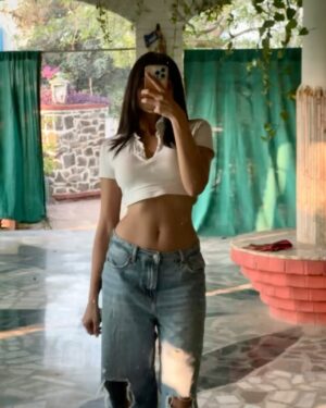 Tanvi Malhara Instagram - Resolution for 2024 is to lose the little abs I accidentally made 🥳😂

(JK, I cannot wait to be fitter and better🥰)

What are your resolutions ?

#newyearresolution #newyear #2024 #fitness #healthandwellness #tanvimalhara #tanvi