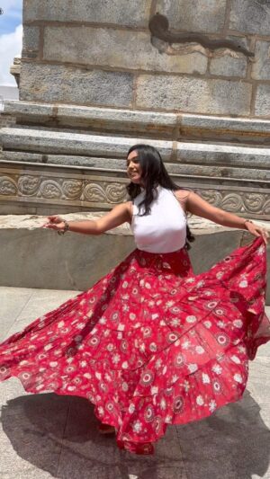 Tanvi Rao Instagram - ಕೀರ್ತಿಗೆ ಇನ್ನೂನೂ ಬೇಕಾಗಿದೆ 😏 
Some impromptu whirlwinding thanks to Sandhya Akka’s (@rsmakeoverartist ) insistence ❤️ 
VC: @rsmakeoverartist 

#keerthi #lakshmibaramma #tv #serial #serialactress #shooting #temple #skirt #dance #happiness