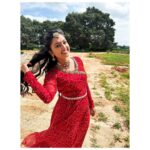 Tanvi Rao Instagram - Can Autumn and Spring be friends? 🍁 A shoutout to @maynadesignerstudio for this beautiful attire and the gorgeous necklace🌹 It added so much grace to my body as I danced, and gave me so much confidence. @maynadesignerstudio even sent it to me with a cute note and I was all smiles. :) Head to her page now to find out more about her! Designer- @maynadesignerstudio Captured by @rajaniabhirath1 #lakshmibaramma #bhagyalakshmi #keerthi #shoot #shootdiaries #collaboration #clothing #sawariya #necklace #choker #clothes #fashion #dance #styleicon #style #instagram #tanvirao Bangalore, India