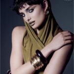 Taylor Hill Instagram - This season, modern grunge goes luxe, as cool tones meet metallic brushstrokes, and tantalizing textures. Swipe through, and pick up your copy of #VogueArabia to see @taylor_hill take on the trend. هذا الموسم، دخل الغرنج العصري عالم الفخامة حيث تلتقي الألوان اللافتة واللمسات المعدنية والأقمشة الجذابة. تصفحي الصور وسارعي باقتناء نسختك من #ڤوغ_العربية لمشاهدة كيف تألقت تايلور هيل بهذه الصيحة. Photography: @beau_nelson Creative director: @ryanlucca Style: @iamnatabocha Makeup: @liselottevansaarloos Hair: @eddyscudo Nails: @enamelle
