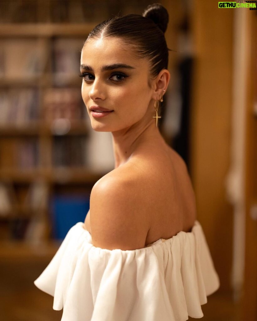 Taylor Hill Instagram - @taylor_hill and her now husband Daniel Fryer got engaged in June of 2021 when Daniel proposed with a three-stone emerald cut diamond engagement ring while the couple was on vacation in Italy. After the engagement—but before the bride made the trip home to Winter Park, Colorado get married—Vogue caught up with Taylor for her final wedding dress fitting in Manhattan with @etro creative director @marcodevincenzo. “This is [actually] the first wedding dress that Etro has ever made!” Taylor shares. The model has been working with #Etro for nearly a decade, so when she began thinking about who she wanted to make her wedding dress, it just made sense. “When they sent me the sketches of it, I was like, ‘It’s like you’re in my head,’” she remembers. “My favorite part of the dress is probably the top and the sleeve. It gives it the element of romance that I was looking for.” Tap the link in our bio to go behind the scenes of her final wedding dress fitting at #Etro. Photos: @lucabroilo