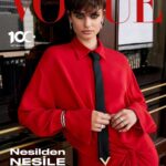 Taylor Hill Instagram - Cumhuriyetimizin 100. yılı kutlu olsun! Vogue Türkiye Ekim 2023’te moda dünyasına kuşak penceresinden bakarak nesiller arası meydana gelen değişimleri gözlemliyoruz. Tarih boyunca bir iletişim aracı olarak kabul edilen modanın toplum üstündeki etkileri. Sessiz neslin bugün moda döngüsünde sesli nesle miras bıraktığı trendler. 50’li yılların maksi ve kabarık etekleri moda sahnesine geri dönüşü. Moda klanının en güçlü oyuncusu tartan. Geçmişe duyduğumuz özlemle ortaya çıkan “nostalji pazarlama” akımı. 20’lik gençlerin yerel moda endüstrisindeki yolculukları. Miras markaların günümüze uyarlanması. Yeniliğin stille buluştuğu moda dünyasında teknoloji merkezli startup’lar. Trendlerin mevsimler kadar hızlı değiştiği modanın 50 yıl sonraki geleceğine zaman yolculuğu. Kökünde nesiller arası saygı ve değer aktarımı içeren sürdürülebilirlik kavramının tarih boyunca yaşadığı dönüşüm. Nesilden nesle usta-çırak ilişkisi ile aktarılan yerel zanaatlar. Dijital girişimci #CarolineDaur. Yeni başlangıçların peşinden giden #AycaAysinTuran. Hepsi ve daha fazlası #TaylorHill’in yer aldığı #VogueTürkiye Ekim 2023’te. Genel yayın yönetmeni: @debora_zakuto Moda editörü: @sandyarmeni Fotoğraf: @maxpapendieck Casting direktörü: @legainsbourg Model: @taylor_hill @imgmodels Makyaj: @therealpfficialfrankb Saç: @ward_hair_official Manikür: @jazzstyle Prodüksiyon: Felix Cadieu, Kendal Steensen @neighborsbrooklyn Mekan: @casaciprianinyc Katkılarından dolayı The Marmara Park Avenue’ye teşekkür ederiz. @marmaranyc Mücevherler: @tiffanyandco