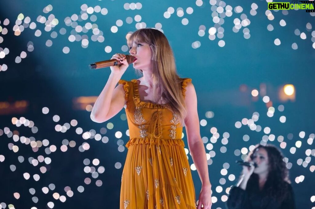Taylor Swift Instagram - Ahhhhh Detroit that was so much fun!! First time I performed at Ford Field was singing the anthem there in 2006 and I remember thinking it felt impossible for a place to be that big, I was sooo insanely nervous - Thanks to those crowds this weekend for your endless energy and extremely loud scream-singing, you made us feel right at home. See you very soon Pittsburgh 🫶 📷: @rockstarprophoto / @gettyimages