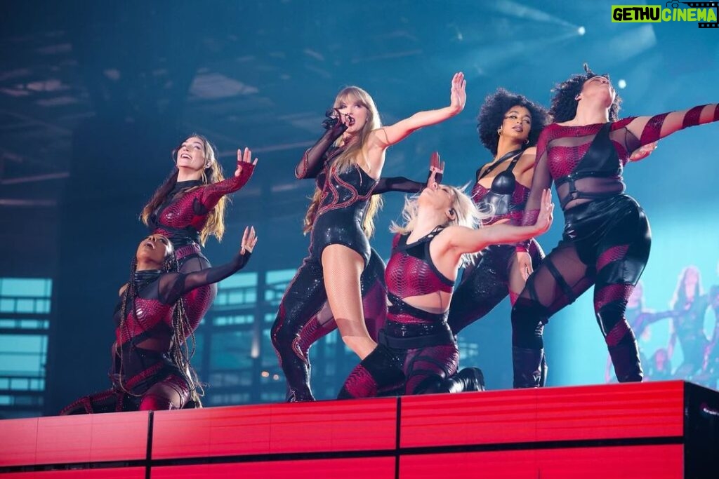 Taylor Swift Instagram - Ahhhhh Detroit that was so much fun!! First time I performed at Ford Field was singing the anthem there in 2006 and I remember thinking it felt impossible for a place to be that big, I was sooo insanely nervous - Thanks to those crowds this weekend for your endless energy and extremely loud scream-singing, you made us feel right at home. See you very soon Pittsburgh 🫶 📷: @rockstarprophoto / @gettyimages