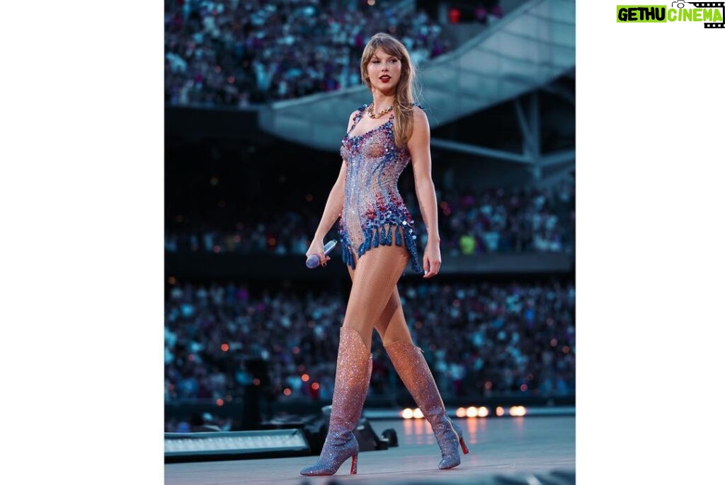 Taylor Swift Instagram - Chicago that was sooooo epic. Playing 3 nights at Soldier Field and getting to sing ‘You All Over Me’ with @marenmorris who I adore. You guys were so much fun to play for, I love you 🥰 See you 🔜 Detroit! 📷: @iammoustache / @gettyimages