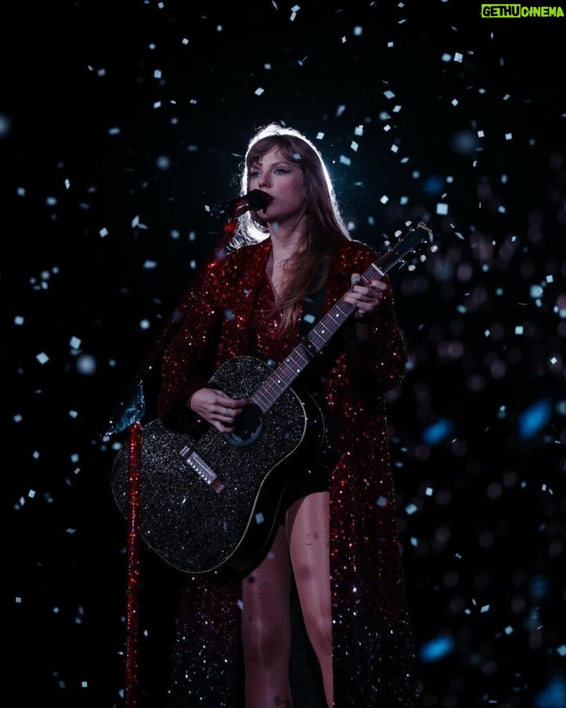 Taylor Swift Instagram - Philly was a dream, honestly. Playing three nights in the stadium I used to see on tv when my dad watched Eagles games every Sunday. The most magical 3 hometown shows a girl could hope for. Plus I got to emotionally hobble my way through singing The Best Day for my mom on Mother’s Day 😭😭🥰🥰🥰 I love you all so much and am counting down the hours til Foxborough!! 📷: @lisalakephotodesign / @gettyimages