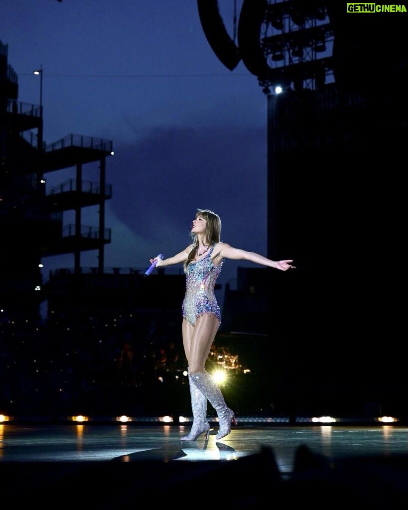 Taylor Swift Instagram - Philly was a dream, honestly. Playing three nights in the stadium I used to see on tv when my dad watched Eagles games every Sunday. The most magical 3 hometown shows a girl could hope for. Plus I got to emotionally hobble my way through singing The Best Day for my mom on Mother’s Day 😭😭🥰🥰🥰 I love you all so much and am counting down the hours til Foxborough!! 📷: @lisalakephotodesign / @gettyimages