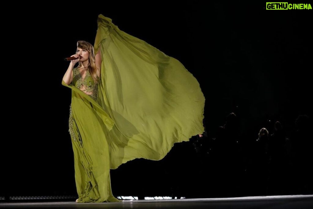 Taylor Swift Instagram - Chicago that was sooooo epic. Playing 3 nights at Soldier Field and getting to sing ‘You All Over Me’ with @marenmorris who I adore. You guys were so much fun to play for, I love you 🥰 See you 🔜 Detroit! 📷: @iammoustache / @gettyimages