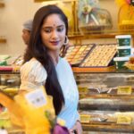 Tejaswini Gowda Instagram - Dive into the vibrant world of creativity with the @olivemithai muggula poti contest. All you need to do is follow @olivemithai and post a pic with your creative muggu by tagging @olivemithai to win one lakh worth gold. Order olive mithai’s special sankranthi gift pack from website or Call the branch near you. Website : https://olivemithai.com/ #Olivemithai #gold #sankranthi #olivesweets #festival #Muggulapoti #HappySankranti #SankrantiFestival #Trending #Festival #Vibes #Hyderabad #SweetsinUSA #USAGiftPack #bommalakoluvu