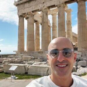 Thanasis Alevras Instagram - Ειχα ν ανεβω στον Παρθενωνα πανω απο 15 χρονια!!!! Μενουμε διπλα και δεν παμε.
Ειχα ξεχασει την ομορφια, την αρμονια, την ιεροτητα και το μεγαλειο του χωρου!!!

Πριν αρχισει το νταλακι και οι ορδες των τουριστων σας προτεινω η επομενη βολτα σας να ειναι αυτη!
.
.
.
Παλλάς Τριτογένεια, Αθηνά άνασσα
Φύλαγε τούτην την πόλη και τους πολίτες της 👁
————————————————————
#athens
#parthenon 
#greece
#akropolis