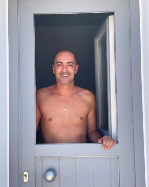 Thanasis Alevras Instagram - Κάποιος την πόρτα μου χτυπά
και ποιός να είναι τάχα;
Είναι ο Σεπτέμβρης που θαρρείς
νωρίς έρχεται πάντα.

Κυρ Σεπτέμβρη μου να ρίξω κάτι πάνω μου γιατί ξέμεινα στον Αύγουστο κι έρχομαι να σε καλοδεχτώ.
Καλό μήνα σε όλους..και καλές αρχές!

#september 
#firstseptember 
#felllikesummer
