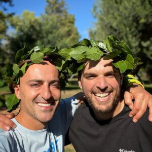 Thanasis Alevras Instagram - Θα πω ακριβως ό,τι ειπε ο @marios_giannakou 
42.195 μετρα στην κλασικη διαδρομη του Μαραθωνιου. Στον δικο μας Μαραθωνιο.. στο δικο μας ετησιο ραντεβου.
My soulmate σ ευχαριστω που ησουν σημερα εδω μονο για μενα και που μοιραστηκαμε τις σκεψεις μας για ακομη μια χρονια! Του χρονου σου χρωσταω μεταλλιο και Καλλιμαρμαρο.
Ο Μαραθωνιος κι ο υπερμαραθωνιος δεν ειναι αγωνες αλλα σταση ζωης.
Ο καθ ενας τρεχει καθημερινα τον δικο του αγωνα, σημασια δεν εχει η ωρα που θα το τερματισεις αλλα να βρεις τα ψυχικα αποθεματα μεσα σου και να συνεχιζεις την προσπαθεια.
Ασε που εμας δεν μας αρεσουν οι αγωνες αλλα οι βολτες!
Καλη επιτυχια σε οσους τρεξουν τον Μαραθωνιο της Κυριακης, ειστε γεννημενοι νικητες.
@athina_konstantinou 
Χωρις εσενα εγω πιστευω δεν θα τερματιζα ποτε
Σ ευχαριστουμε τοσο πολυ που μας συνοδευσες και μας ξεδιψασες και μας ταισες!!!
Φιλοι μου@να τρεχουμε τη Ζωη μας με ανθρωπους που μας εμπνεουν και που μας κανουν να θελουμε να γινουμε καλυτεροι!
Και του χρονου ολοι υγιεις⭐️