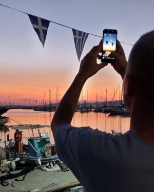 Thanasis Alevras Instagram - Στα καλοκαίρια μας, σ αυτά, που ξαναπαίρνουμε στους χάρτες, τη θέση που μας αξίζει. Θέλω να πω τη θέση των ονείρων.
——————————-•
#greeksummer 
#summerdreams 
#greeklight 
#elitis 
🇬🇷